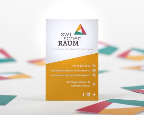 Mit reduziertem Corporate Design und Reportage-Fotografie wird ZwischenRaum lebendig.