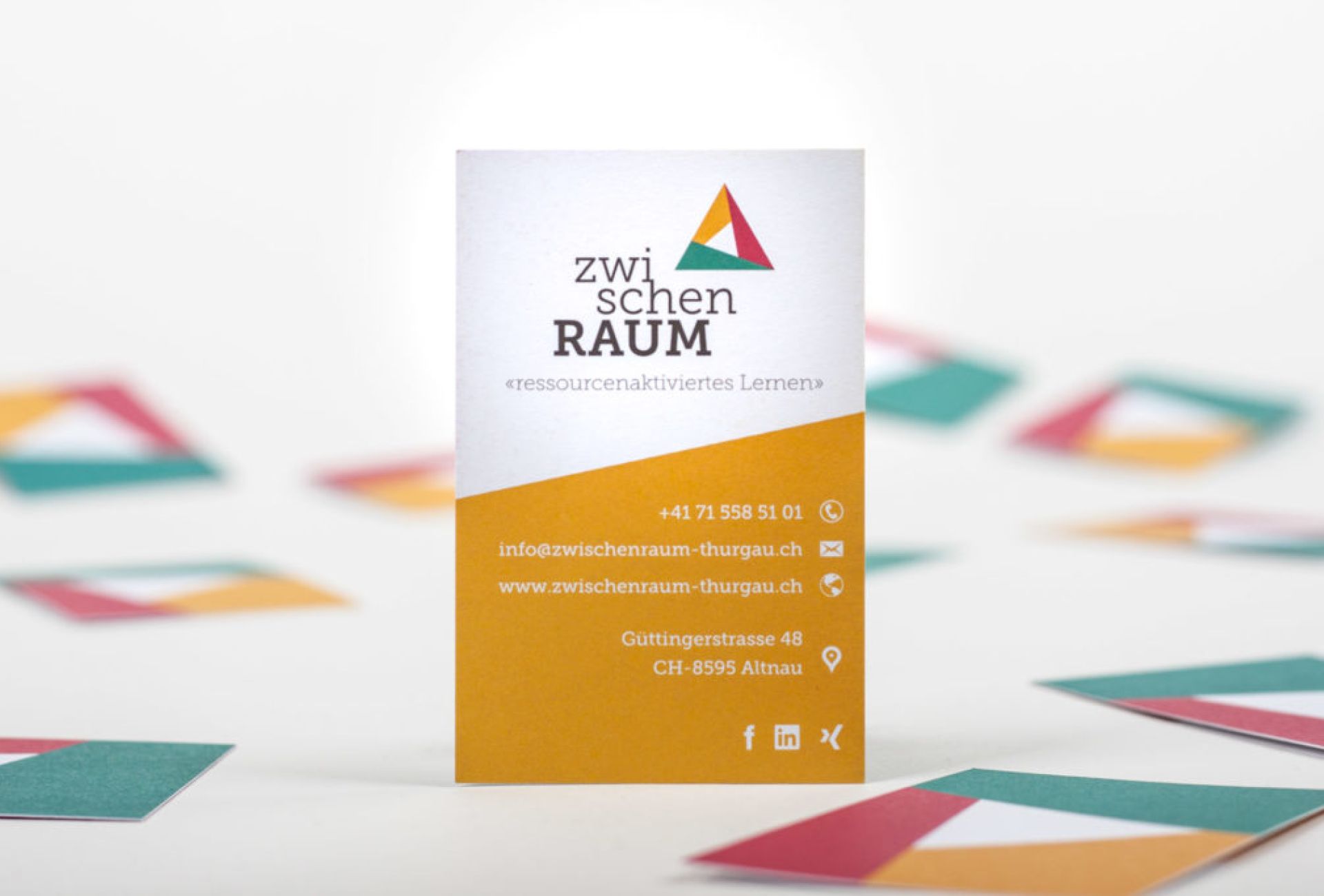 Mit reduziertem Corporate Design und Reportage-Fotografie wird ZwischenRaum lebendig.