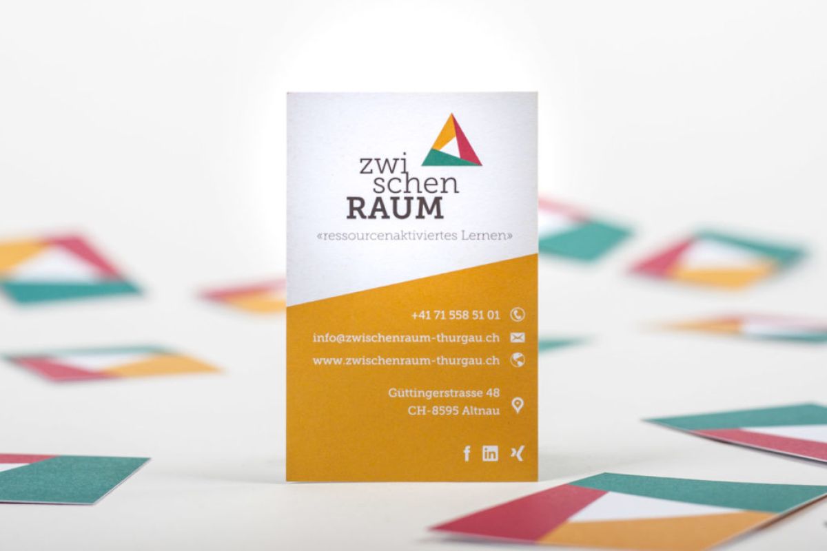 Mit reduziertem Corporate Design und Reportage-Fotografie wird ZwischenRaum lebendig.