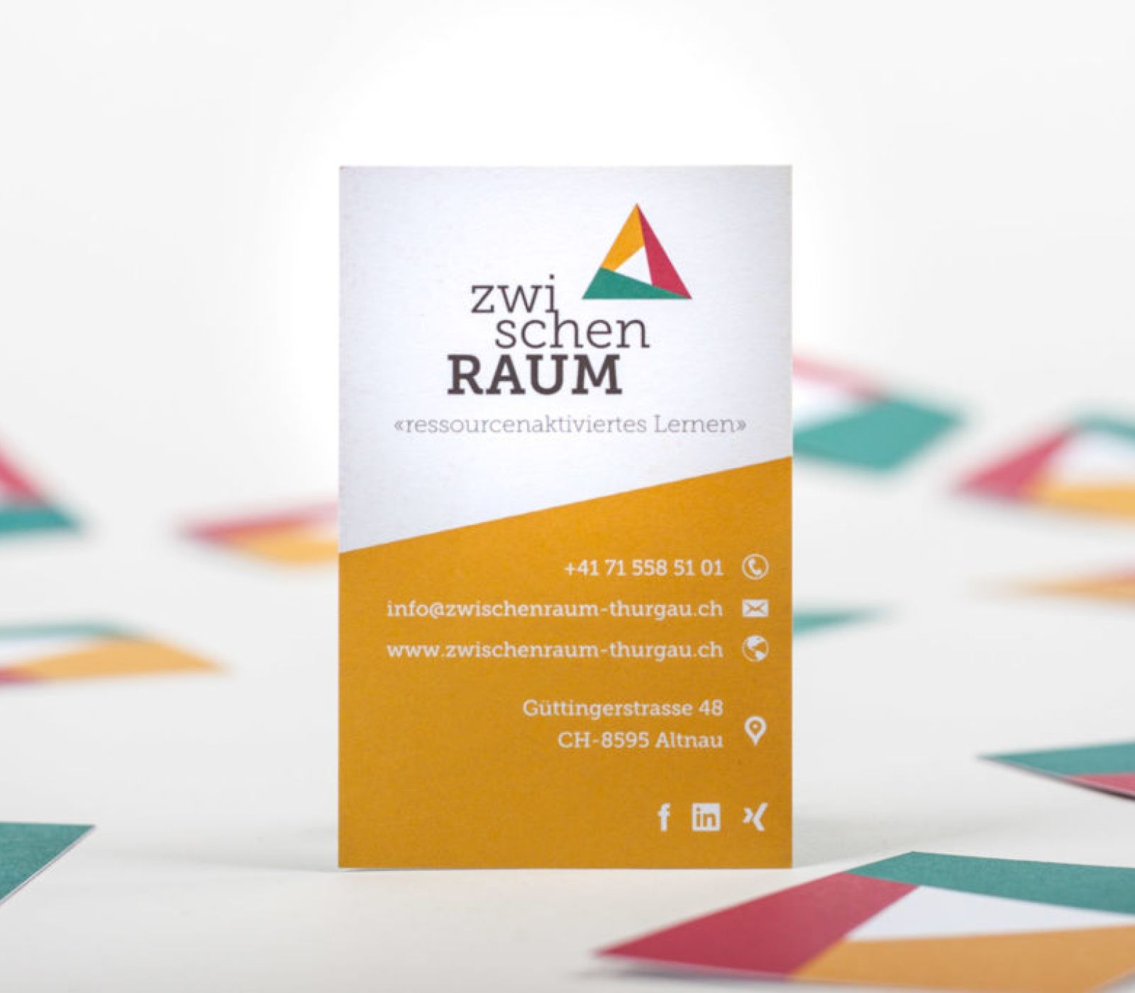 Mit reduziertem Corporate Design und Reportage-Fotografie wird ZwischenRaum lebendig.